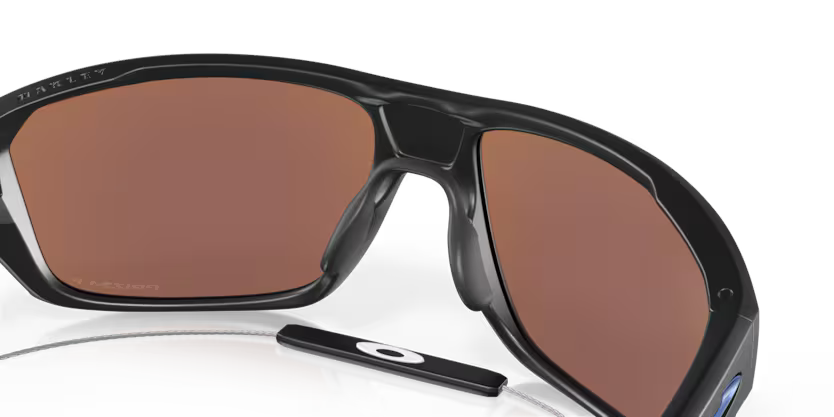 Right view of oakley split shot #color_ matte black