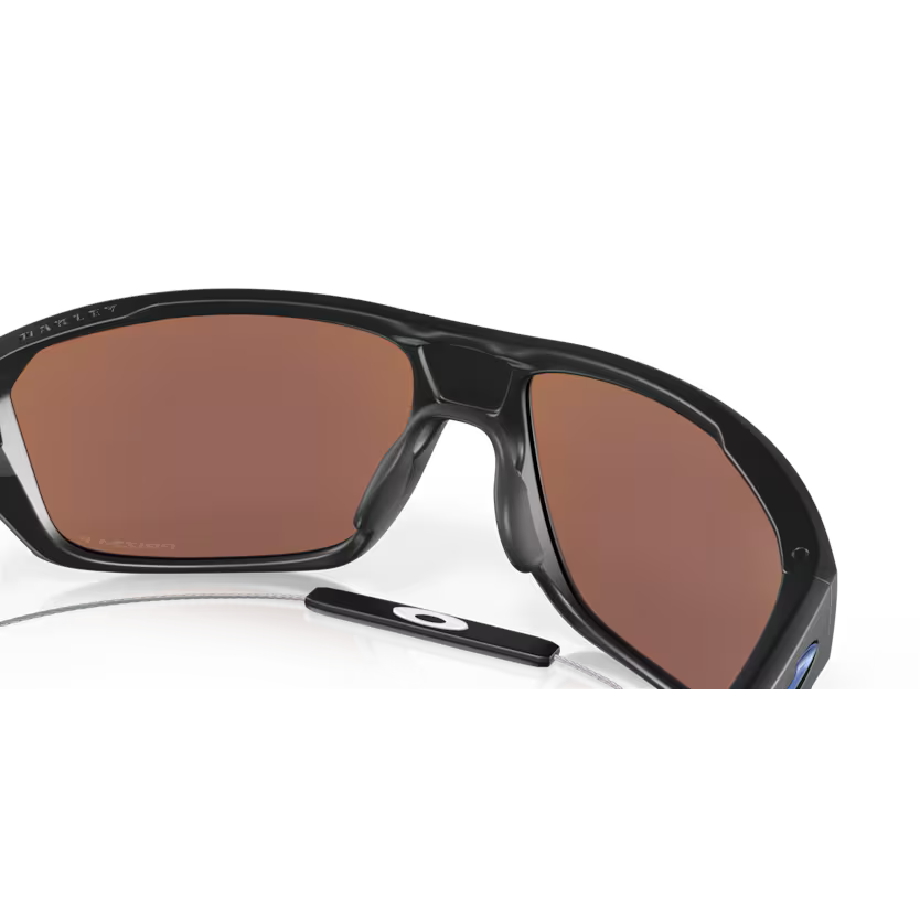 Right view of oakley split shot #color_ matte black